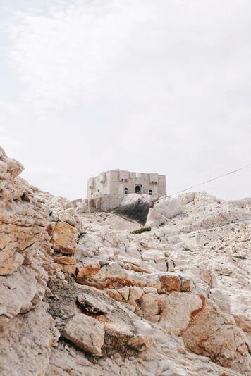 Un fort en pierre entouré de plusieurs rochers 