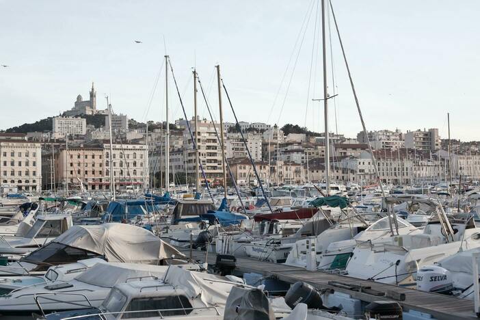 Une marina animée, où plusieurs bateaux sont amarrés