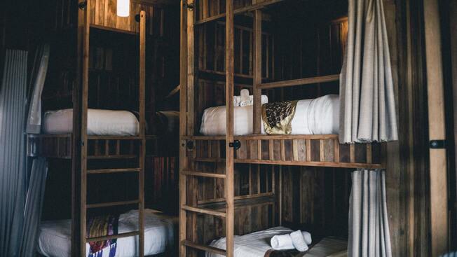 Une chambre avec plusieurs lits superposé